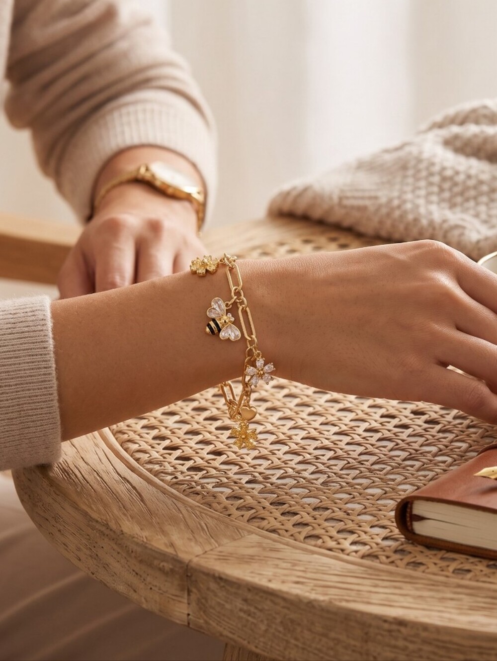 Kate Spade New York All Abuzz Stone Bee Charm Bracelet. - Picture 2 of 2